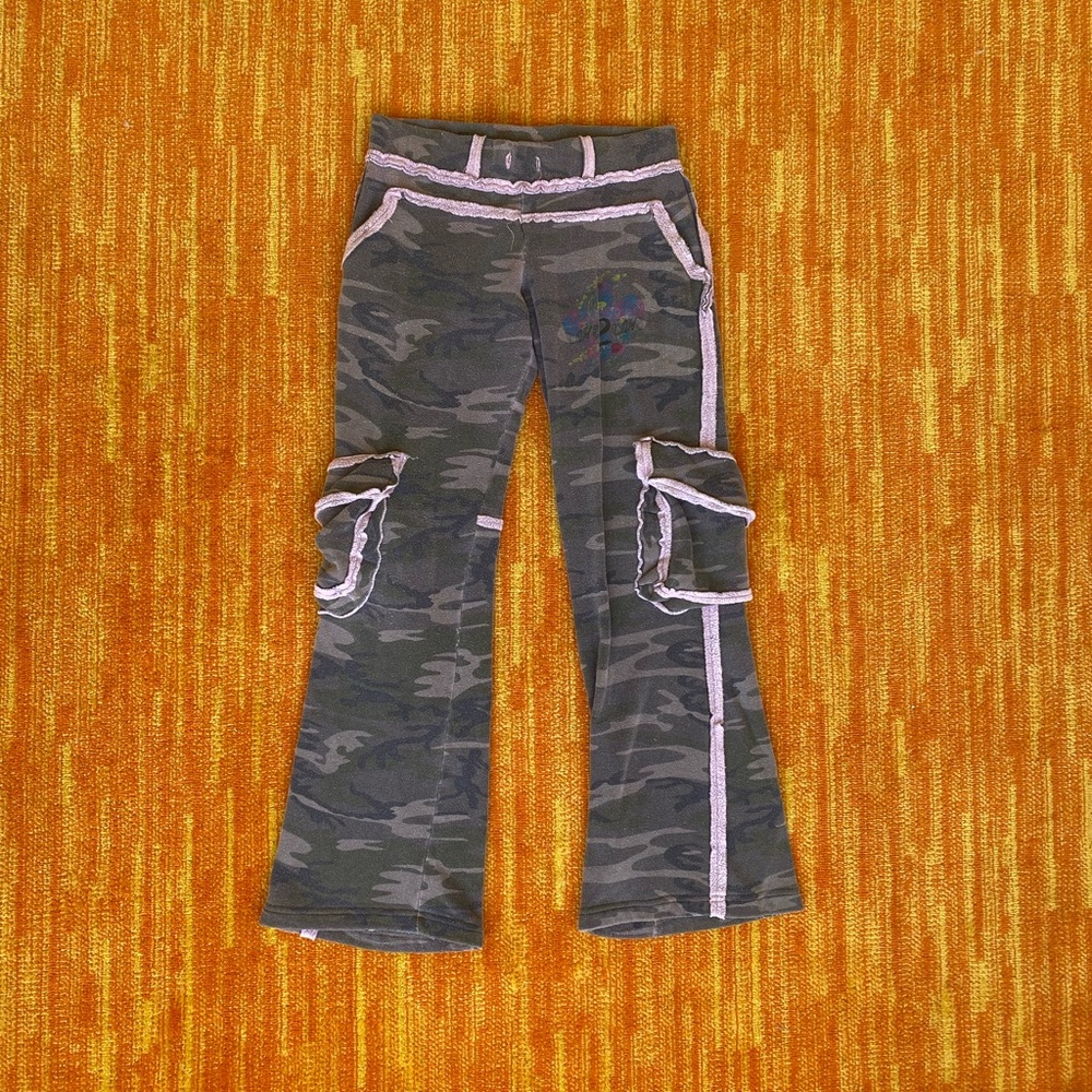 ❗️SOLD❗️2 B Free pink and camo sweatpants